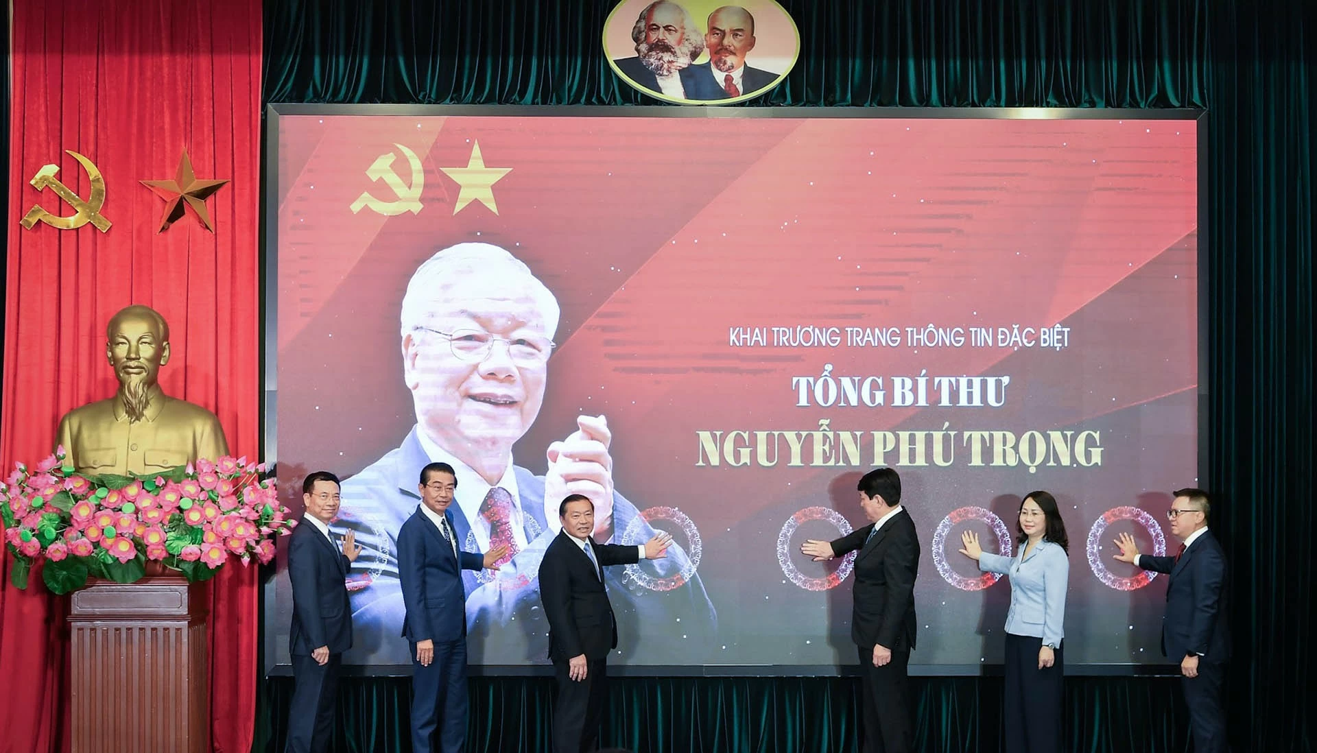 Các đại biểu nhấn nút khai trương Trang thông tin về Tổng Bí thư Nguyễn Phú Trọng. (Nguồn: Vietnam+) Các đại biểu nhấn nút khai trương Trang thông tin về Tổng Bí thư Nguyễn Phú Trọng. (Nguồn: Vietnam+)