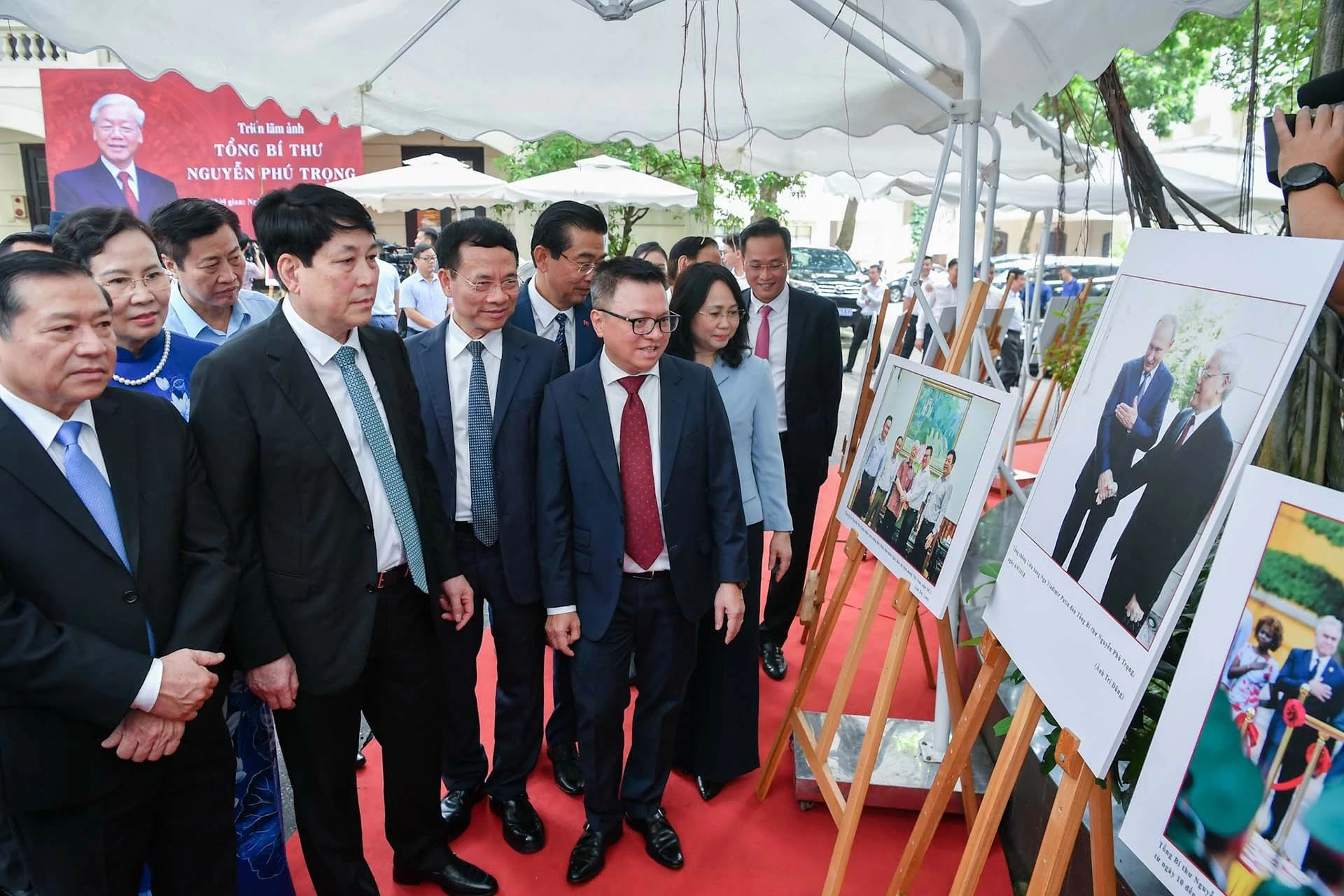 Các đại biểu tham quan triển lãm ảnh về Tổng Bí thư Nguyễn Phú Trọng. (Nguồn: Vietnam+) Các đại biểu tham quan triển lãm ảnh về Tổng Bí thư Nguyễn Phú Trọng. (Nguồn: Vietnam+)