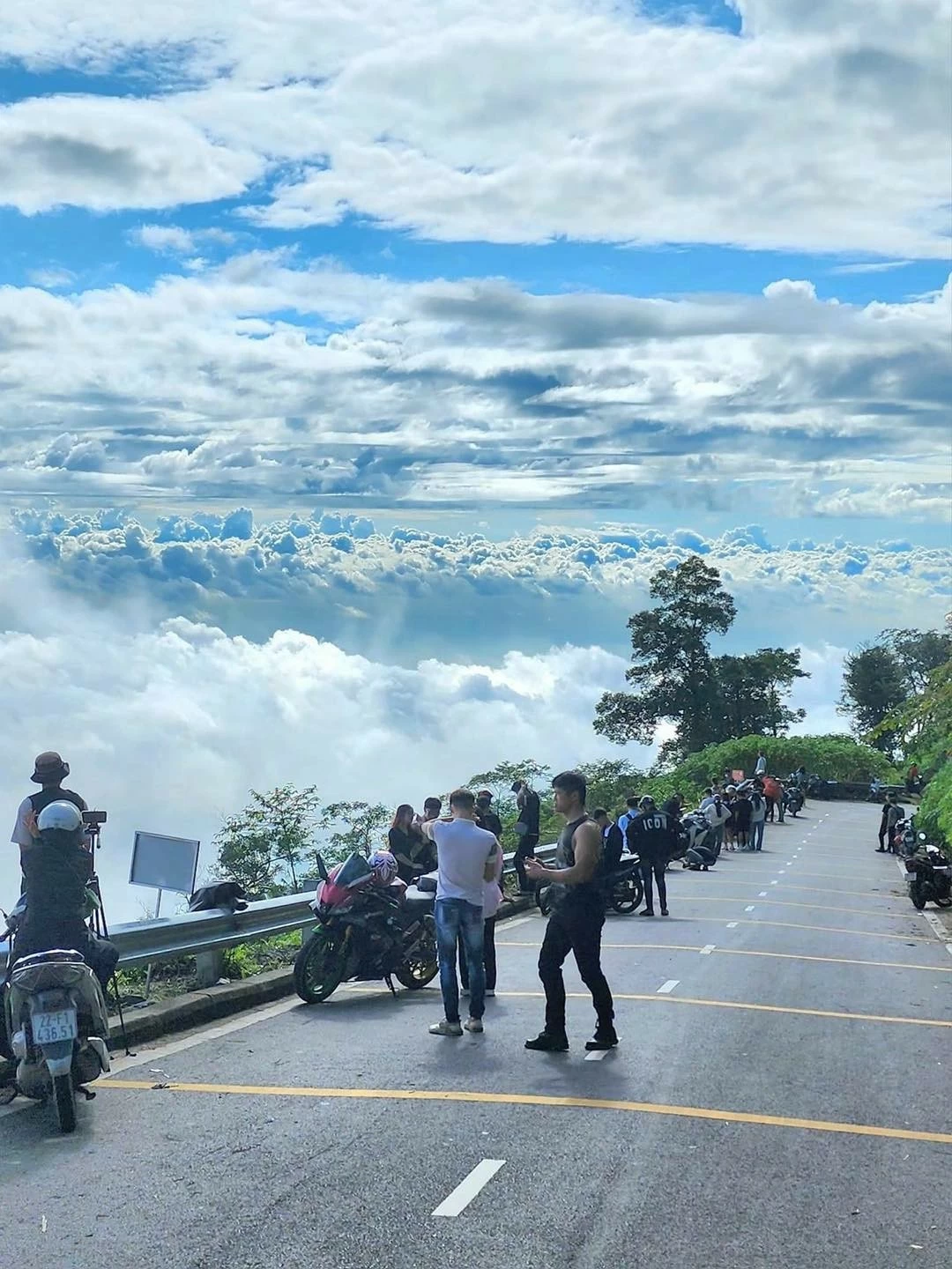 Ngắm biển mây bồng bềnh, bình minh 'mát lạnh như Đà Lạt' ở ngay Hà Nội Ngắm biển mây bồng bềnh, bình minh 'mát lạnh như Đà Lạt' ở ngay Hà Nội