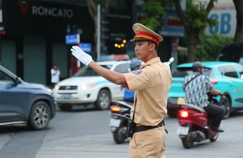 CSGT bố trí lực lượng phân luồng, hướng dân giao thông tại các nút giao trên địa bàn Thành phố. CSGT bố trí lực lượng phân luồng, hướng dân giao thông tại các nút giao trên địa bàn Thành phố.