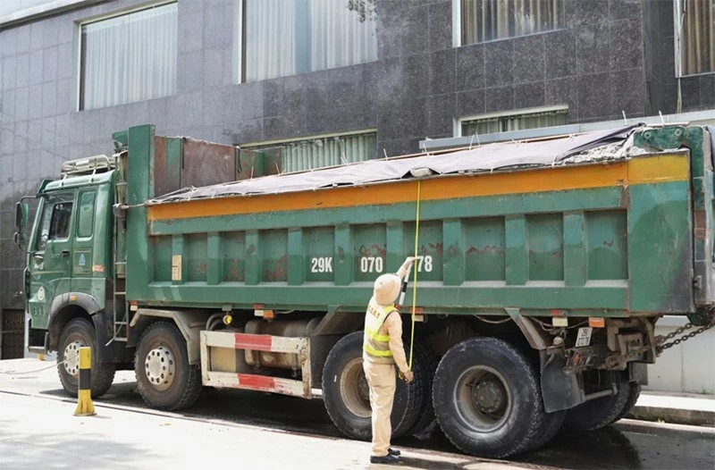 CSGT tăng cường xử lý nghiêm các hành vi vi phạm trong đó có vi phạm về chở quá khổ, quá tải. CSGT tăng cường xử lý nghiêm các hành vi vi phạm trong đó có vi phạm về chở quá khổ, quá tải.