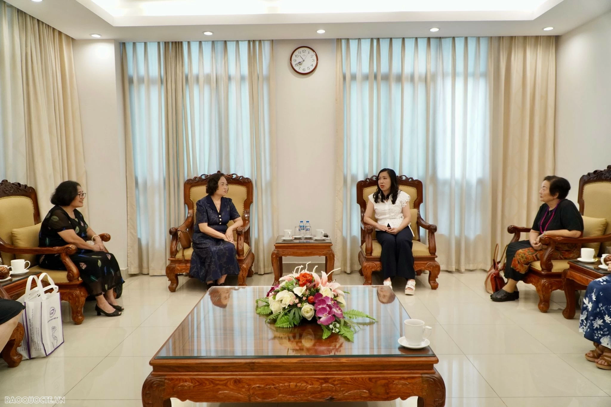Thứ trưởng Ngoại giao, Chủ nhiệm Ủy ban Nhà nước về NVNONN Lê Thị Thu Hằng tiếp Hội Nữ trí thức Việt Nam. (Ảnh: Tuấn Việt) Thứ trưởng Ngoại giao, Chủ nhiệm Ủy ban Nhà nước về NVNONN Lê Thị Thu Hằng tiếp Hội Nữ trí thức Việt Nam. (Ảnh: Tuấn Việt)