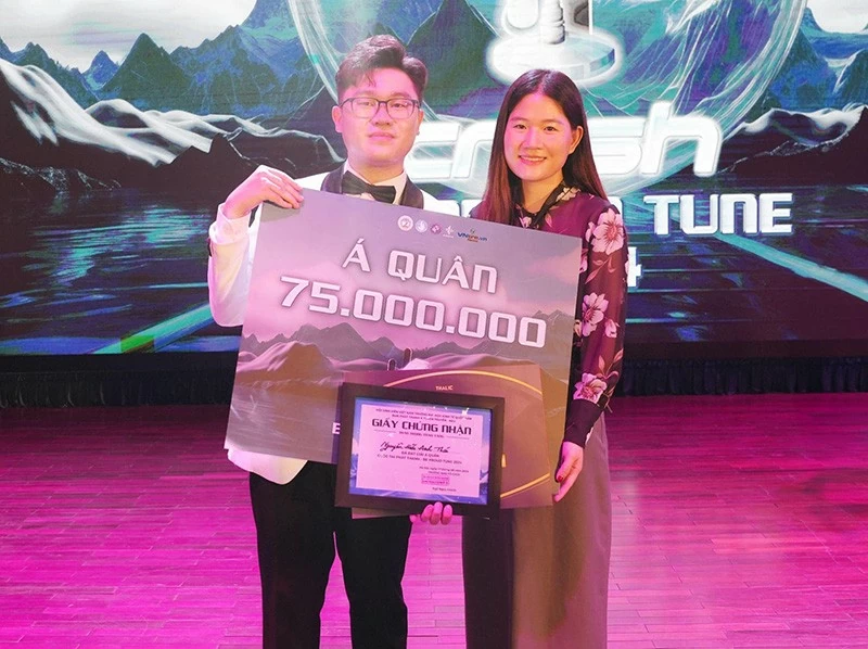 COO Dung Bùi của VNtre.vn chia sẻ cảm xúc sau đêm chung kết Be Proud Tune 2024 (Người thứ nhất từ phải sang). COO Dung Bùi của VNtre.vn chia sẻ cảm xúc sau đêm chung kết Be Proud Tune 2024 (Người thứ nhất từ phải sang).