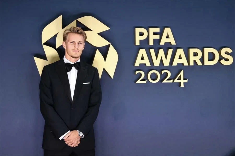 Thủ quân Arsenal Martin Odegaard là 1 trong số 5 cầu thủ Arsenal lọt vào đội hình Ngoại hạng Anh hay nhất mùa giải vừa qua. Bốn người còn lại là thủ thành David Raya, Declan Rice, Gabriel Magalhaes và William Saliba.