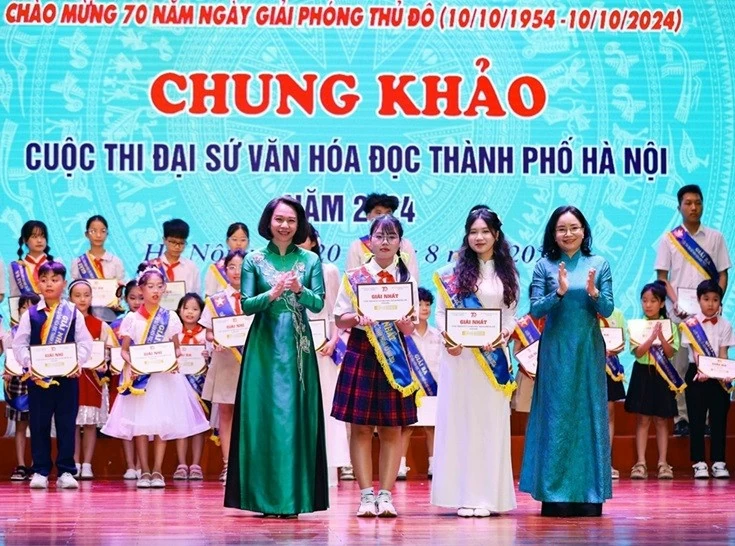 Trao giải cuộc thi Đại sứ Văn hóa đọc thành phố Hà Nội năm 2024 Trao giải cuộc thi Đại sứ Văn hóa đọc thành phố Hà Nội năm 2024