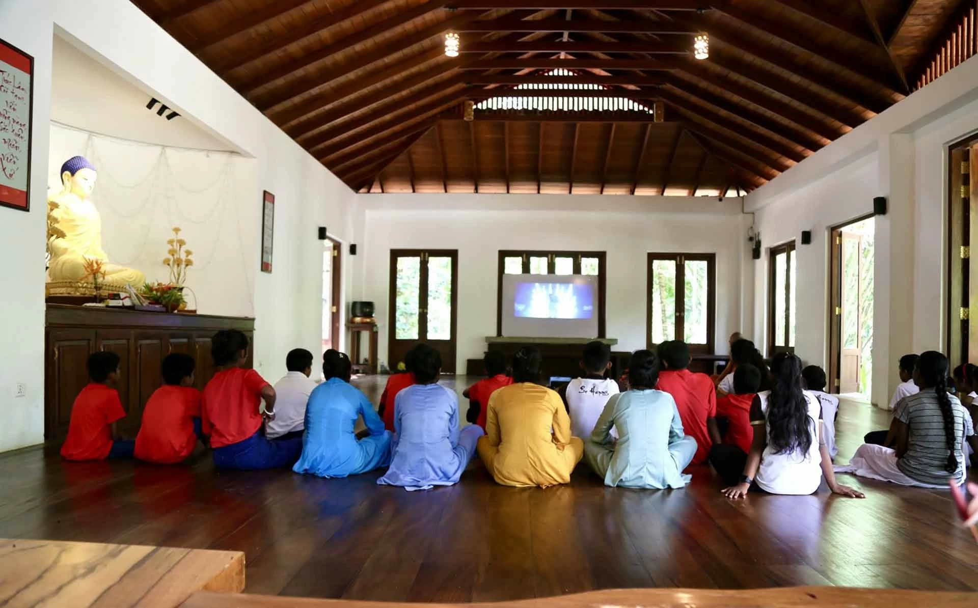 Đại sứ Trịnh Thị Tâm thăm chùa Việt Nam dịp lễ Vu lan và giao lưu với các cháu Sri Lanka học tiếng Việt Đại sứ Trịnh Thị Tâm thăm chùa Việt Nam dịp lễ Vu lan và giao lưu với các cháu Sri Lanka học tiếng Việt