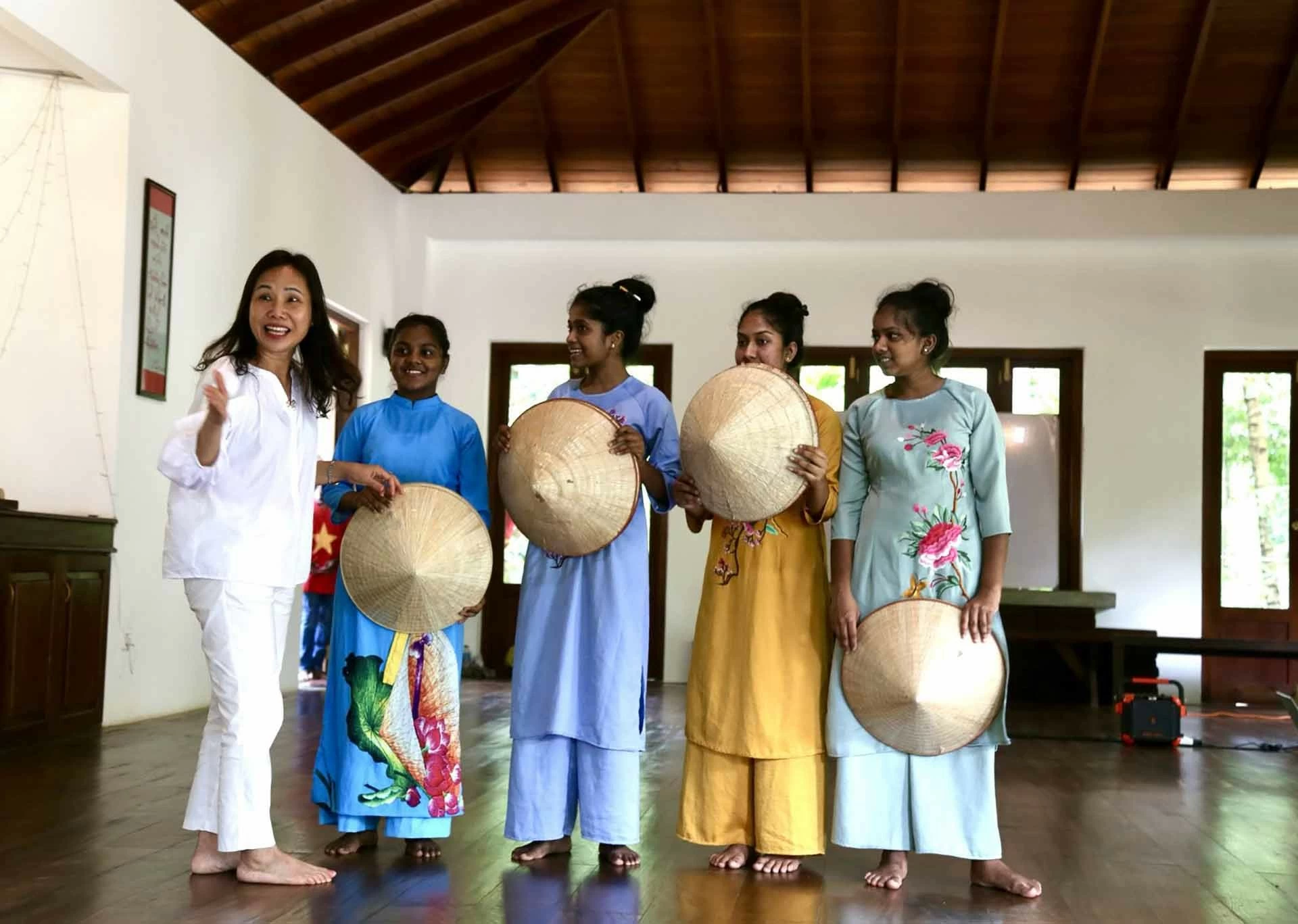 Đại sứ Trịnh Thị Tâm thăm chùa Việt Nam dịp lễ Vu lan và giao lưu với các cháu Sri Lanka học tiếng Việt Đại sứ Trịnh Thị Tâm thăm chùa Việt Nam dịp lễ Vu lan và giao lưu với các cháu Sri Lanka học tiếng Việt