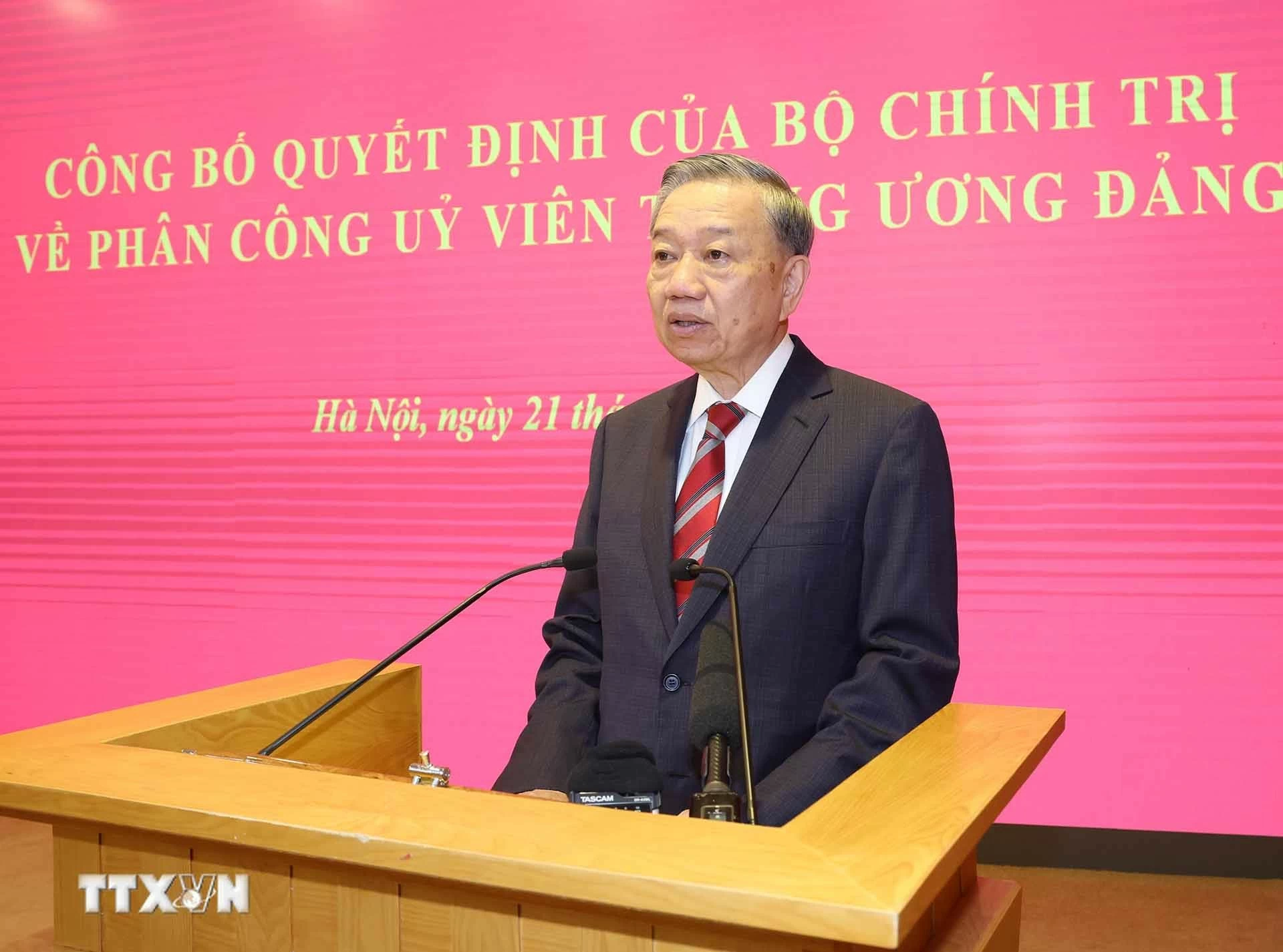 Công bố quyết định phân công Trưởng ban Kinh tế Trung ương và Trưởng ban Dân vận Trung ương Công bố quyết định phân công Trưởng ban Kinh tế Trung ương và Trưởng ban Dân vận Trung ương