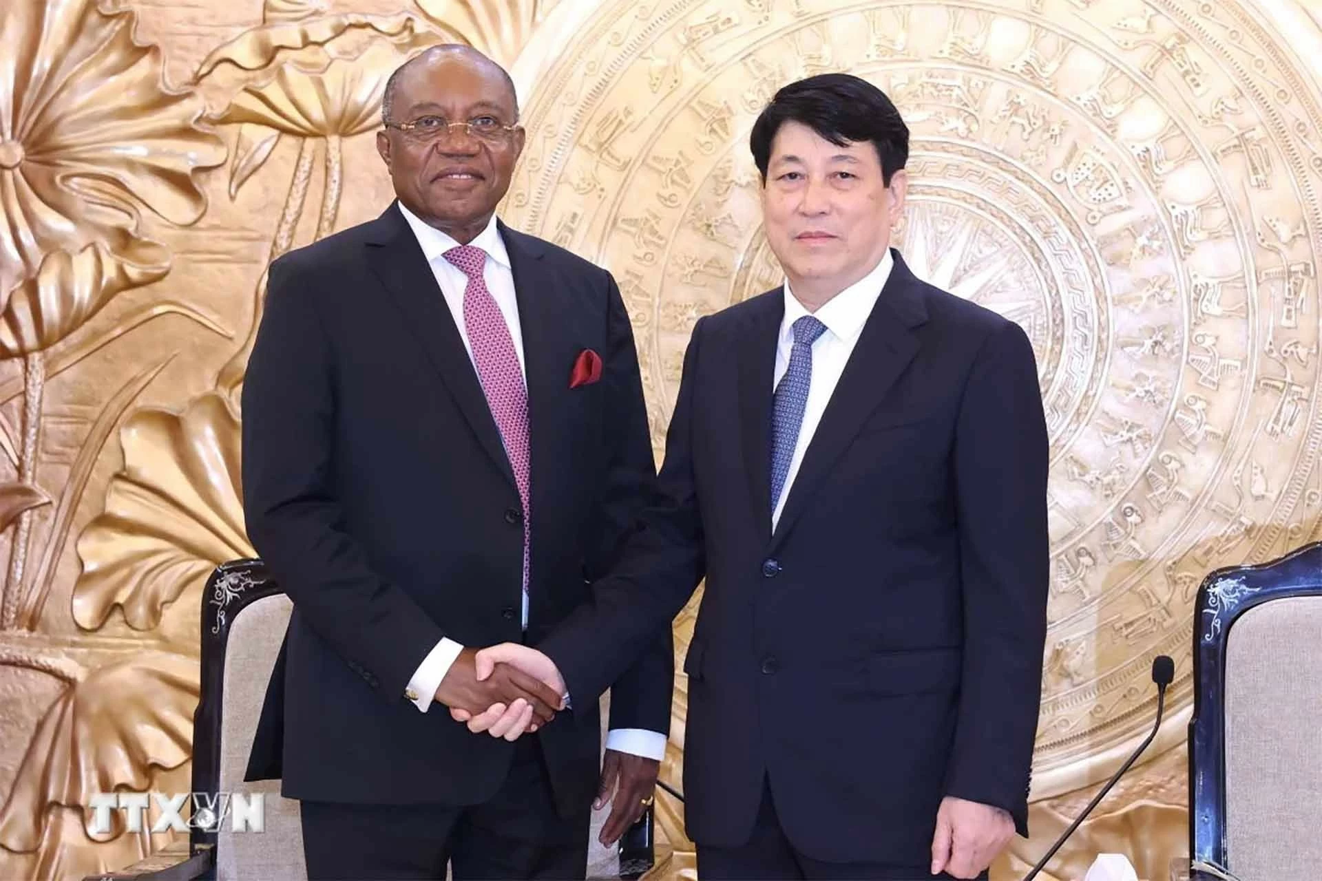 Việt Nam coi trọng quan hệ hợp tác, hữu nghị, truyền thống với Đảng MPLA, với Nhà nước và Nhân dân Angola Việt Nam coi trọng quan hệ hợp tác, hữu nghị, truyền thống với Đảng MPLA, với Nhà nước và Nhân dân Angola