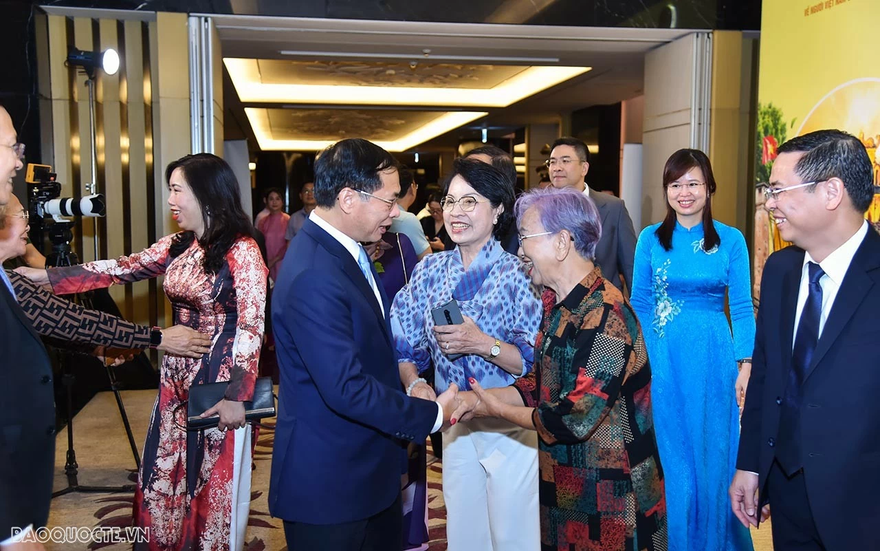 Khát vọng xây dựng cộng đồng kiều bào vững mạnh và đoàn kết, xây dựng đất nước phồn vinh Khát vọng xây dựng cộng đồng kiều bào vững mạnh và đoàn kết, xây dựng đất nước phồn vinh