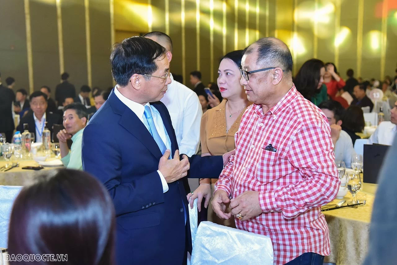 Khát vọng xây dựng cộng đồng kiều bào vững mạnh và đoàn kết, xây dựng đất nước phồn vinh Khát vọng xây dựng cộng đồng kiều bào vững mạnh và đoàn kết, xây dựng đất nước phồn vinh