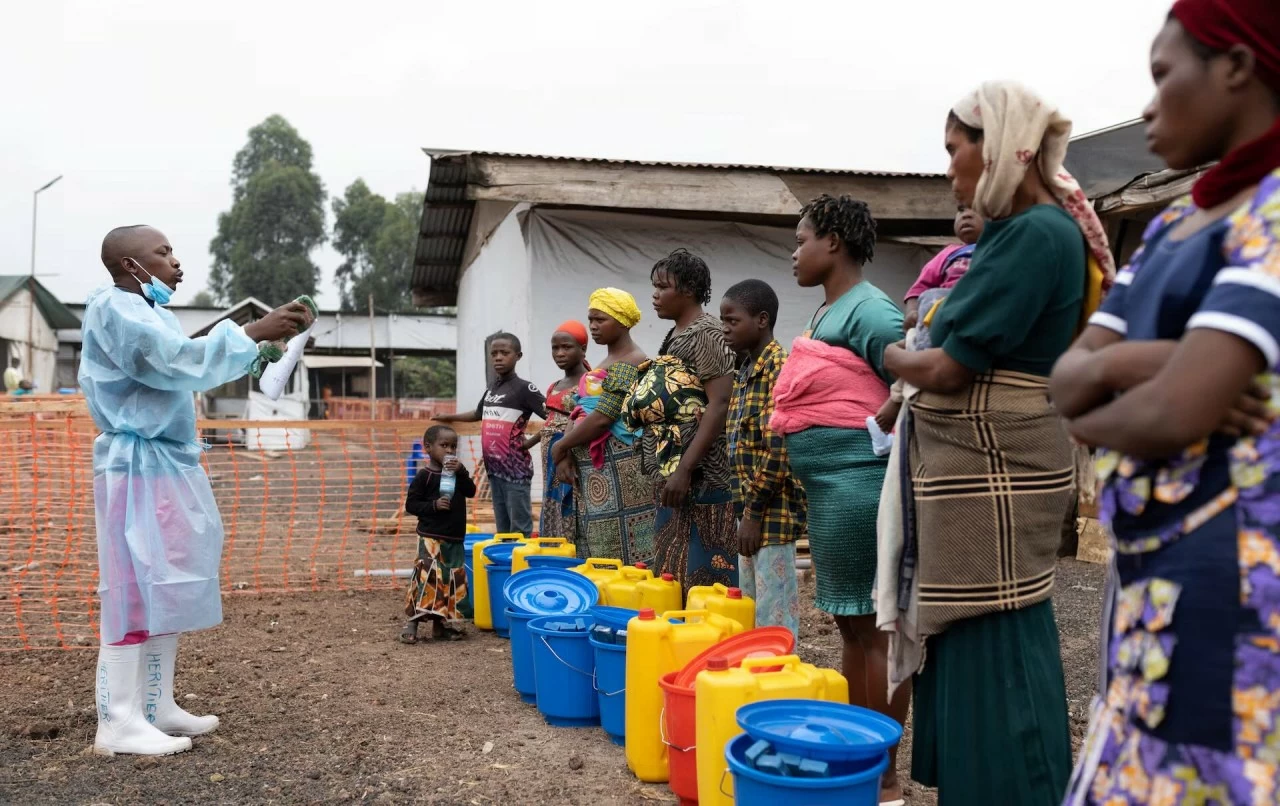 Heritier Bwira, một nhân viên y tế người Congo hướng dẫn người thân và bệnh nhân xuất viện về các biện pháp vệ sinh cần tuân theo sau khi hồi phục sau bệnh mpox, tại trung tâm điều trị ở Munigi, gần Goma,