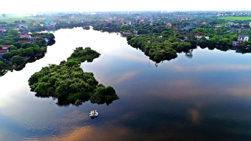 Đảo cò Chi Lăng Nam (trên hồ An Dương, xã Chi Lăng Nam, huyện Thanh Miện, tỉnh Hải Dương) là điểm du lịch sinh thái độc đáo của miền Bắc. Đảo cò Chi Lăng Nam (trên hồ An Dương, xã Chi Lăng Nam, huyện Thanh Miện, tỉnh Hải Dương) là điểm du lịch sinh thái độc đáo của miền Bắc.