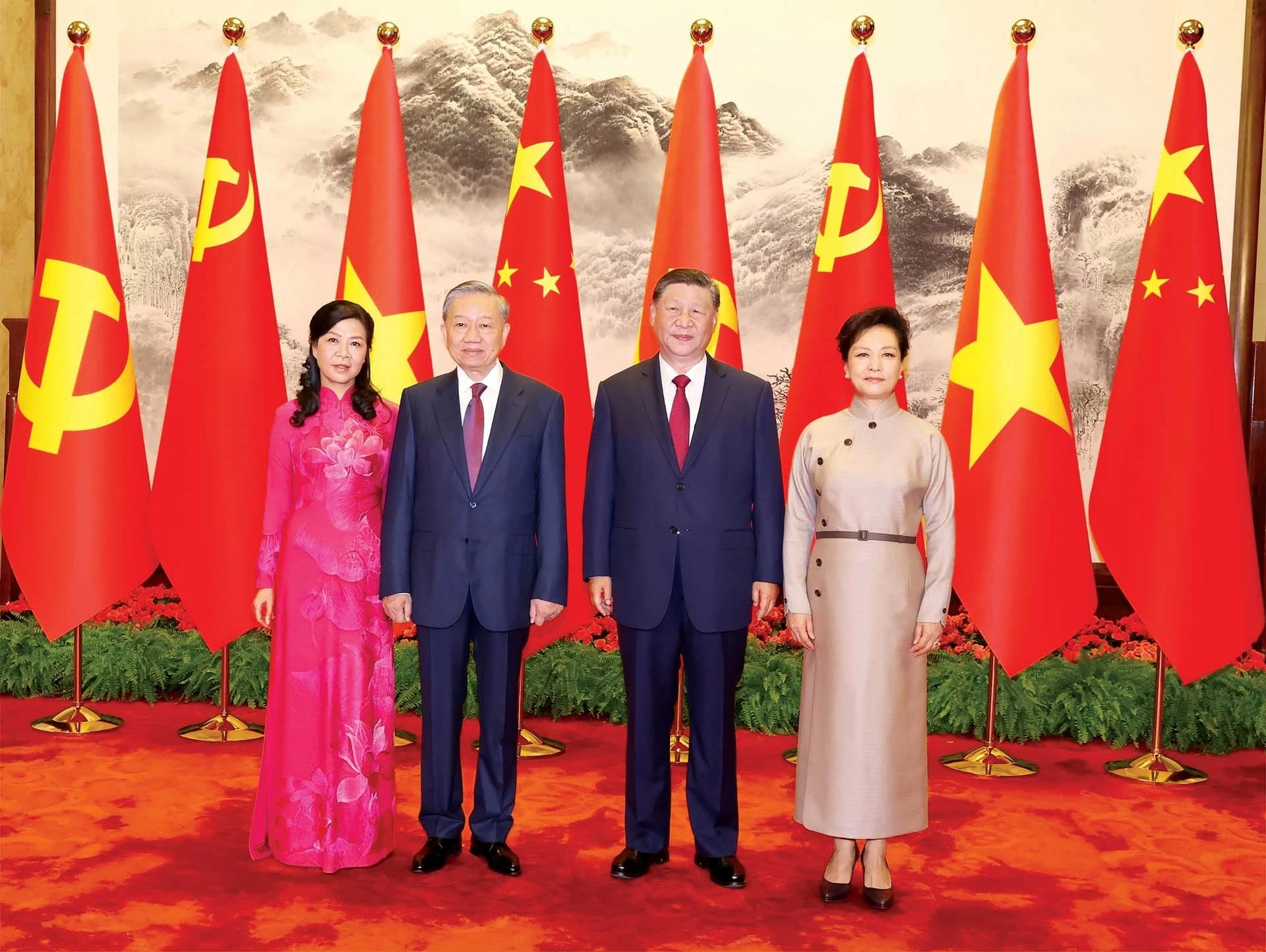 Tổng Bí thư, Chủ tịch nước Tô Lâm và Phu nhân cùng Tổng Bí thư, Chủ tịch nước Trung Quốc Tập Cận Bình và Phu nhân tại lễ đón chính thức, ngày 19/8. (Ảnh: TTXVN) Tổng Bí thư, Chủ tịch nước Tô Lâm và Phu nhân cùng Tổng Bí thư, Chủ tịch nước Trung Quốc Tập Cận Bình và Phu nhân tại lễ đón chính thức, ngày 19/8. (Ảnh: TTXVN)