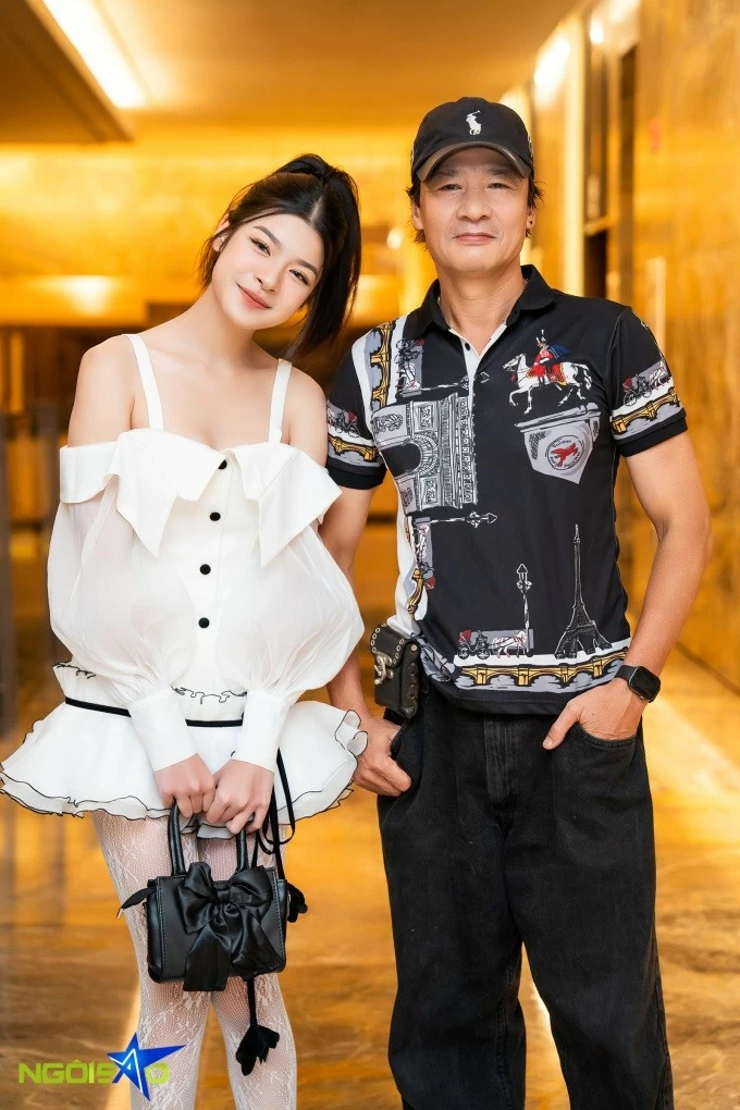 Chiều 21/5, NSƯT Võ Hoài Nam đưa con gái Hoài Anh đến dự buổi ra mắt bộ phim Hoa sữa về trong gió: Con gái NSƯT Võ Hoài Nam lần đầu đóng phim truyền hình VTV