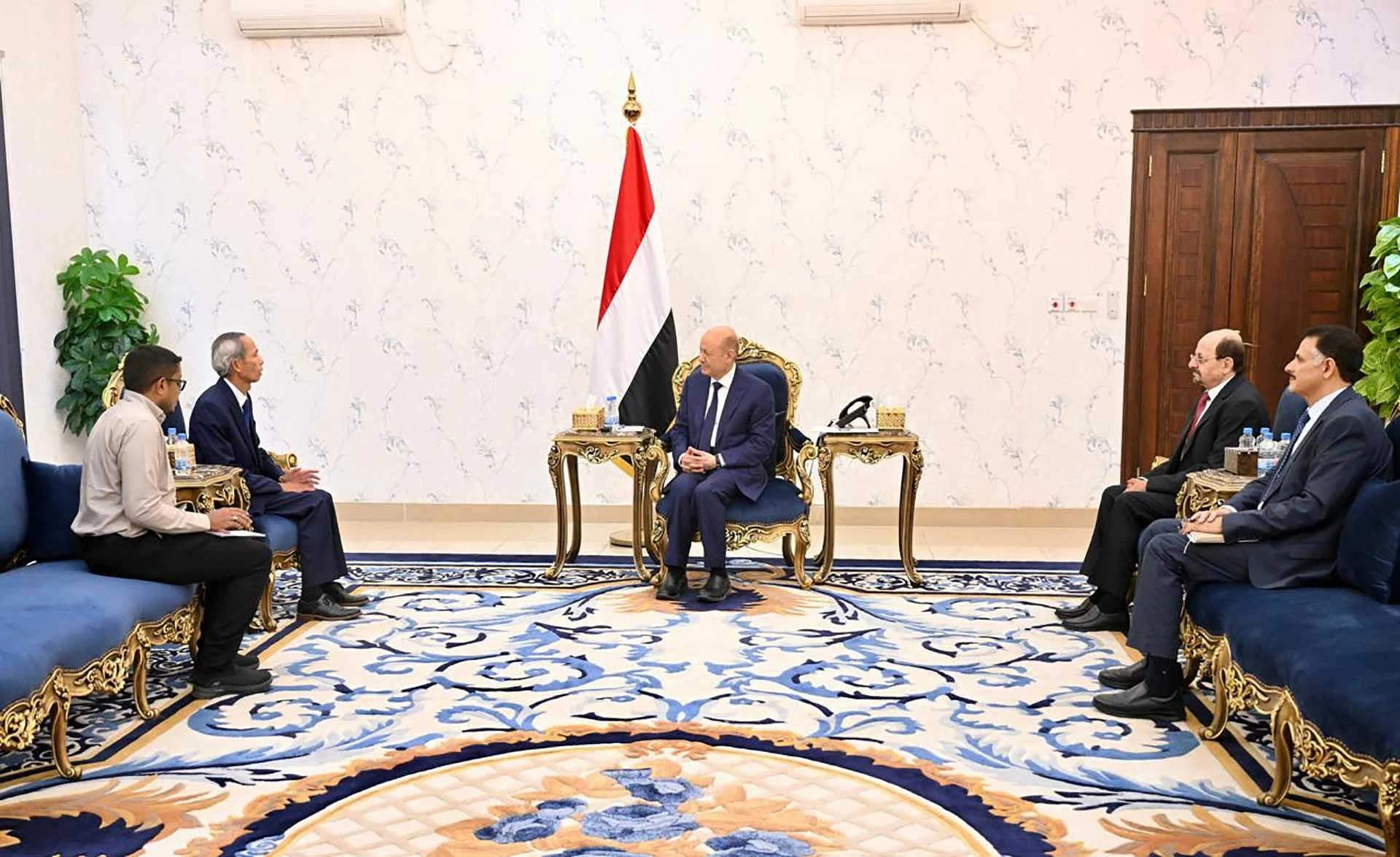 Đại sứ Đặng Xuân Dũng trình Thư ủy nhiệm lên Chủ tịch Hội đồng Tổng thống Yemen Đại sứ Đặng Xuân Dũng trình Thư ủy nhiệm lên Chủ tịch Hội đồng Tổng thống Yemen