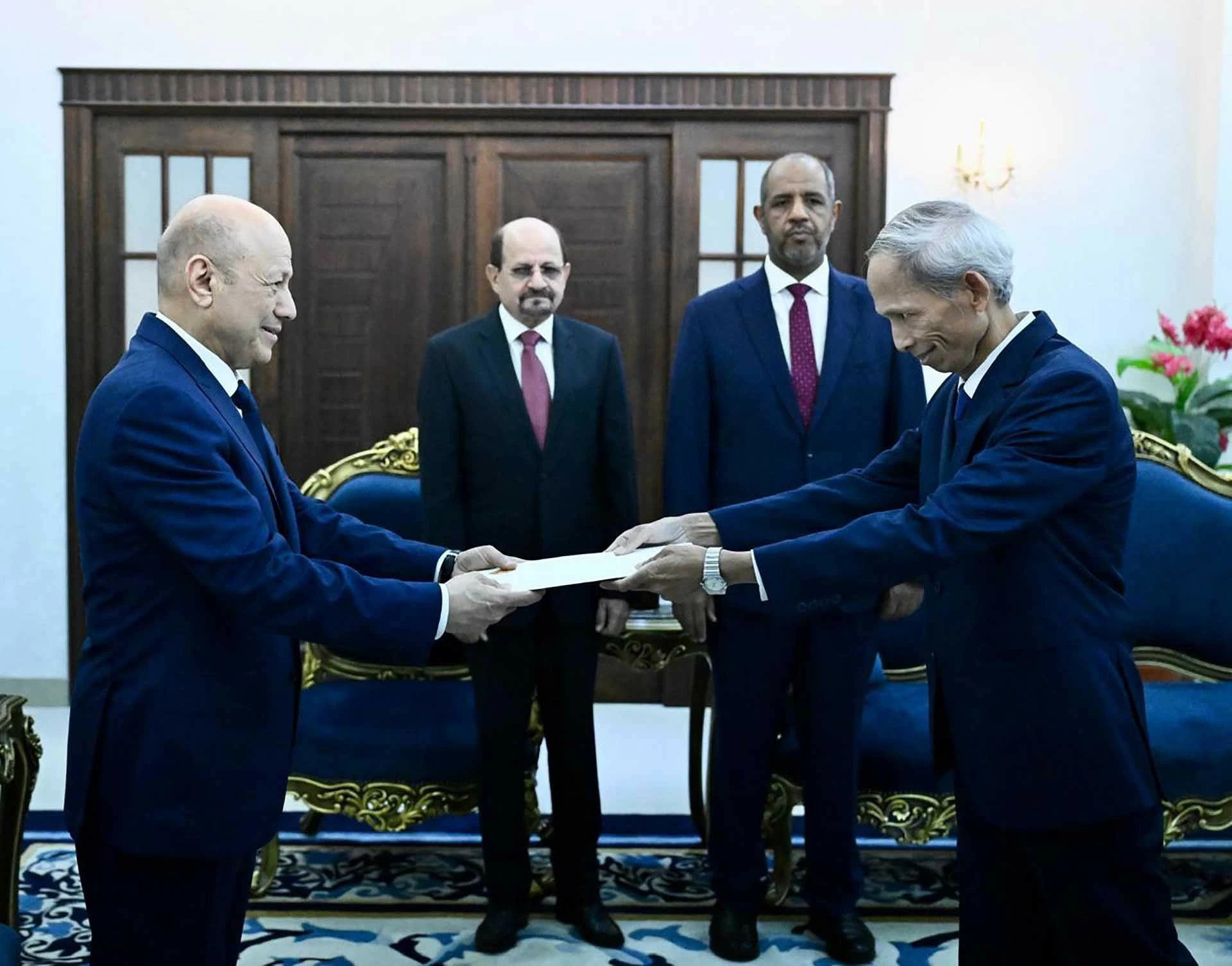 Đại sứ Đặng Xuân Dũng trình Thư ủy nhiệm lên Chủ tịch Hội đồng Tổng thống Yemen Đại sứ Đặng Xuân Dũng trình Thư ủy nhiệm lên Chủ tịch Hội đồng Tổng thống Yemen