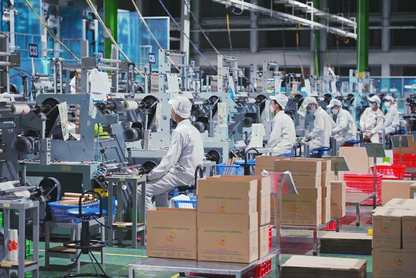 Dây chuyền sản xuất sản phẩm sinh học phân hủy hoàn toàn tại nhà máy của An Phát Holdings Dây chuyền sản xuất sản phẩm sinh học phân hủy hoàn toàn tại nhà máy của An Phát Holdings