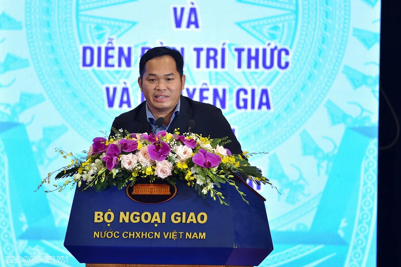 ông Dương Minh Tiến, chuyên gia đóng gói chip Samsung Electro-Mechanics đã có tham luận về ‘Ngành công nghiệp đóng gói và kiểm thử: Kinh nghiệm phát triển quốc tế và tiềm năng hợp tác cho Việt Nam’. (Ảnh: Anh Sơn) ông Dương Minh Tiến, chuyên gia đóng gói chip Samsung Electro-Mechanics đã có tham luận về ‘Ngành công nghiệp đóng gói và kiểm thử: Kinh nghiệm phát triển quốc tế và tiềm năng hợp tác cho Việt Nam’. (Ảnh: Anh Sơn)