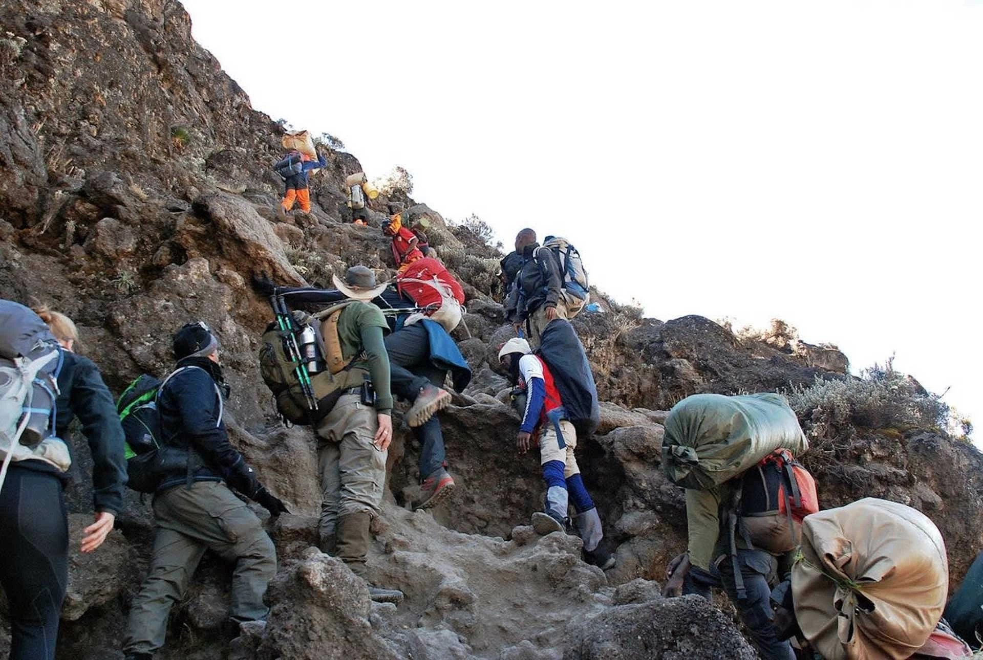 Du khách chinh phục đỉnh Kilimanjaro cao nhất châu Phi. (Nguồn: The Guardian) Du khách chinh phục đỉnh Kilimanjaro cao nhất châu Phi. (Nguồn: The Guardian)