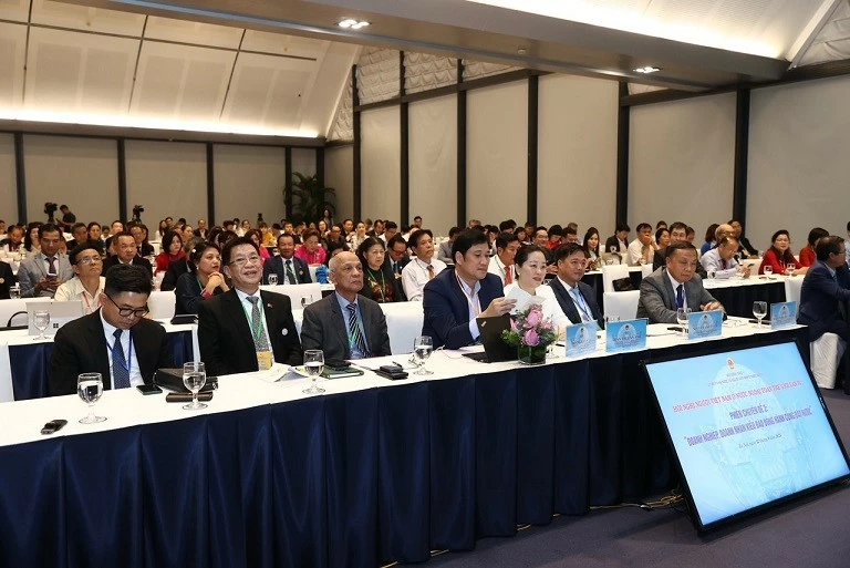 Doanh nghiệp, doanh nhân kiều bào đồng hành cùng phát triển đất nước Kiều bào khao khát trở về đầu tư, làm giàu cho quê hương, góp sức cùng phát triển đất nước