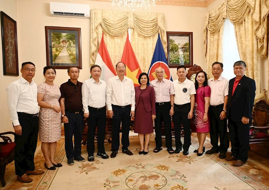 Đại sứ Nguyễn Thị Bích Thảo tiếp đoàn TP. Hồ Chí Minh Đại sứ Nguyễn Thị Bích Thảo tiếp đoàn TP. Hồ Chí Minh