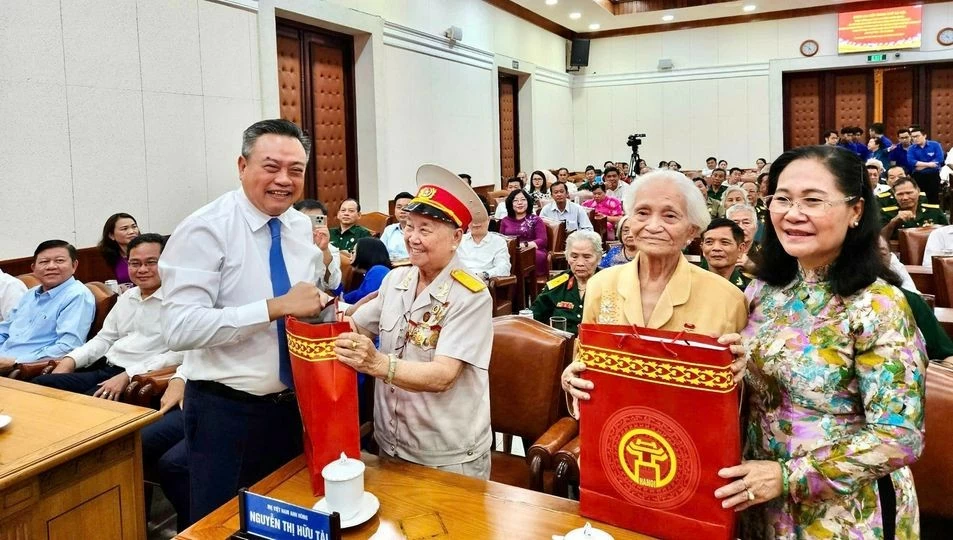 Lãnh đạo Hà Nội thăm, tặng quà các gia đình chính sách, người có công tiêu biểu của thành phố Hồ Chí Minh Lãnh đạo Hà Nội thăm, tặng quà các gia đình chính sách, người có công tiêu biểu của thành phố Hồ Chí Minh