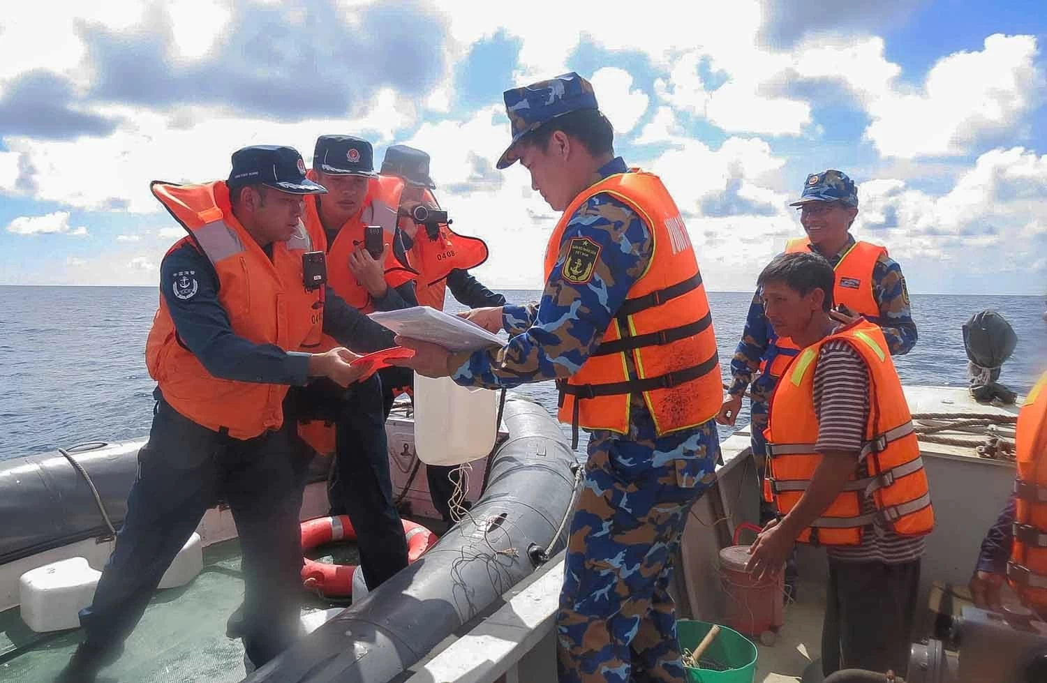 àu 952 tiếp nhận hai ngư dân trên vùng biển Hoàng Sa àu 952 tiếp nhận hai ngư dân trên vùng biển Hoàng Sa