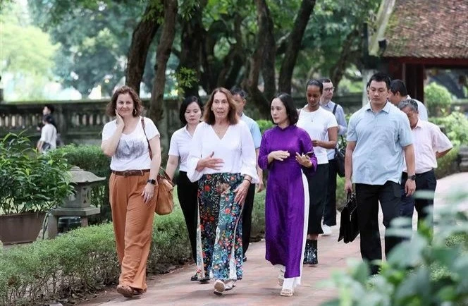 President of the Australian Senate Sue Lines (C) visits the special national relic Van Mieu-Quoc Tu Giam. (Photo: VNA) President of the Australian Senate Sue Lines (C) visits the special national relic Van Mieu-Quoc Tu Giam. (Photo: VNA)