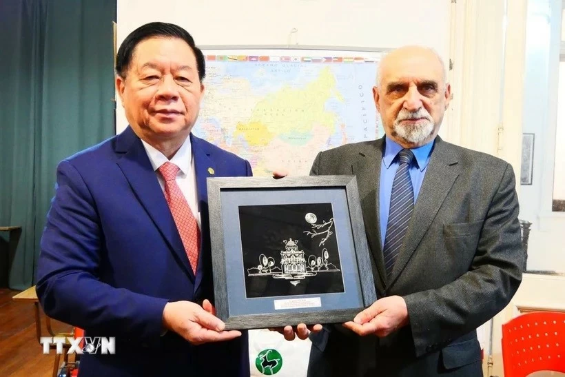 Trưởng Ban Tuyên giáo Trung ương Nguyễn Trọng Nghĩa, tặng quà lưu niệm cho quyền Tổng Bí thư Đảng Cộng sản Argentina, Jorge Kreyness. Trưởng Ban Tuyên giáo Trung ương Nguyễn Trọng Nghĩa, tặng quà lưu niệm cho quyền Tổng Bí thư Đảng Cộng sản Argentina, Jorge Kreyness.