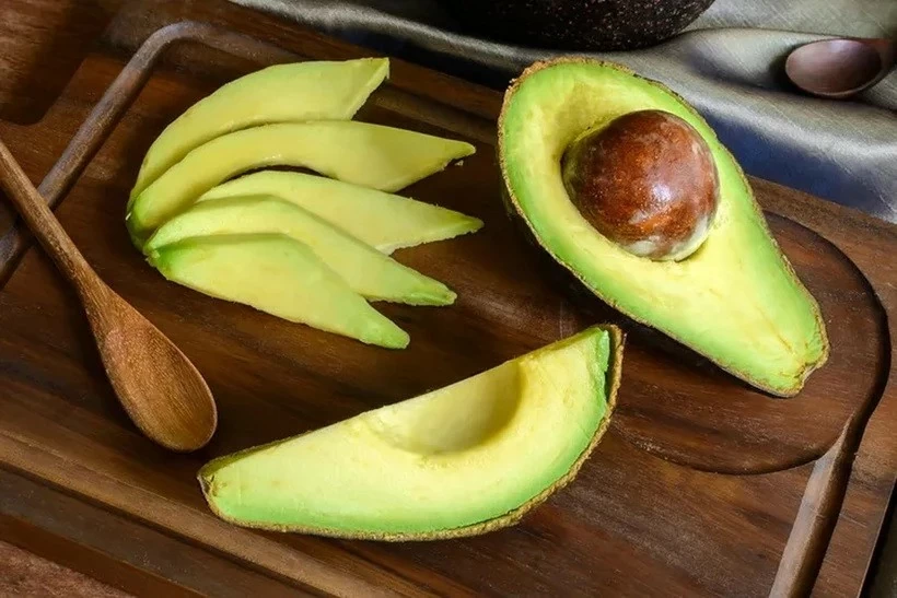 Bơ là nguồn cung cấp chất béo lành mạnh cũng như nhiều vitamin và khoáng chất tốt cho sức khỏe. (Nguồn: Getty Images) Bơ là nguồn cung cấp chất béo lành mạnh cũng như nhiều vitamin và khoáng chất tốt cho sức khỏe. (Nguồn: Getty Images)