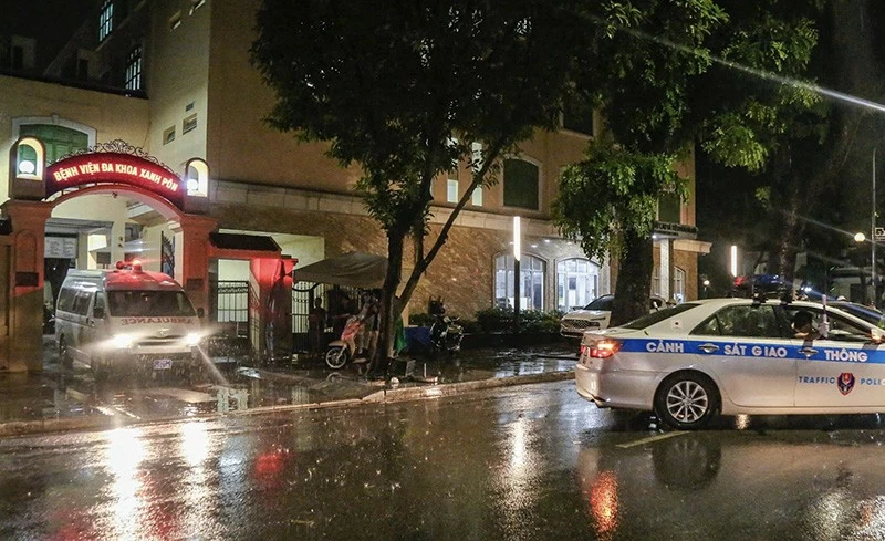 CSGT dẫn đoàn chuyên gia y tế đưa trái tim được hiến tặng đi sân bay Nội Bài. CSGT dẫn đoàn chuyên gia y tế đưa trái tim được hiến tặng đi sân bay Nội Bài.