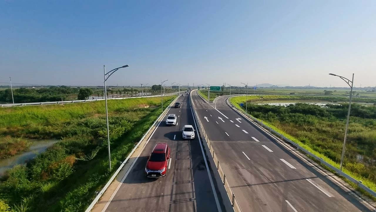 Hai dự án thành phần QL45 - Nghi Sơn, Nghi Sơn - Diễn Châu thông xe vào tháng 9 rút ngắn thời gian từ Hà Nội về Nghệ An Đề xuất làm cao tốc đoạn Vinh-Thanh Thủy của Dự án đường bộ cao tốc Hà Nội-Vientiane (Lào). (Nguồn: VGP News) Hai dự án thành phần QL45 - Nghi Sơn, Nghi Sơn - Diễn Châu thông xe vào tháng 9 rút ngắn thời gian từ Hà Nội về Nghệ An Đề xuất làm cao tốc đoạn Vinh-Thanh Thủy của Dự án đường bộ cao tốc Hà Nội-Vientiane (Lào). (Nguồn: VGP News)