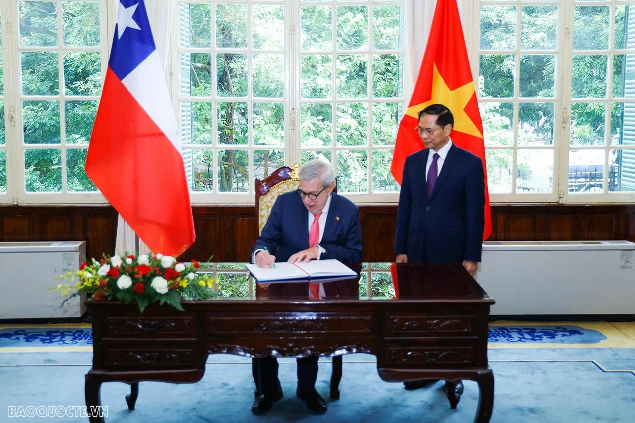 Mặc dù ở xa nhau hàng chục ngàn cây số, Việt Nam và Chile luôn gần gũi, gắn bó. Việt Nam luôn trân trọng và khắc ghi tình cảm và sự ủng hộ mà nhân dân Chile dành cho Việt Nam trong chiến tranh cũng như trong giai đoạn xây dựng và phát triển đất nước. Mặc dù ở xa nhau hàng chục ngàn cây số, Việt Nam và Chile luôn gần gũi, gắn bó. Việt Nam luôn trân trọng và khắc ghi tình cảm và sự ủng hộ mà nhân dân Chile dành cho Việt Nam trong chiến tranh cũng như trong giai đoạn xây dựng và phát triển đất nước.