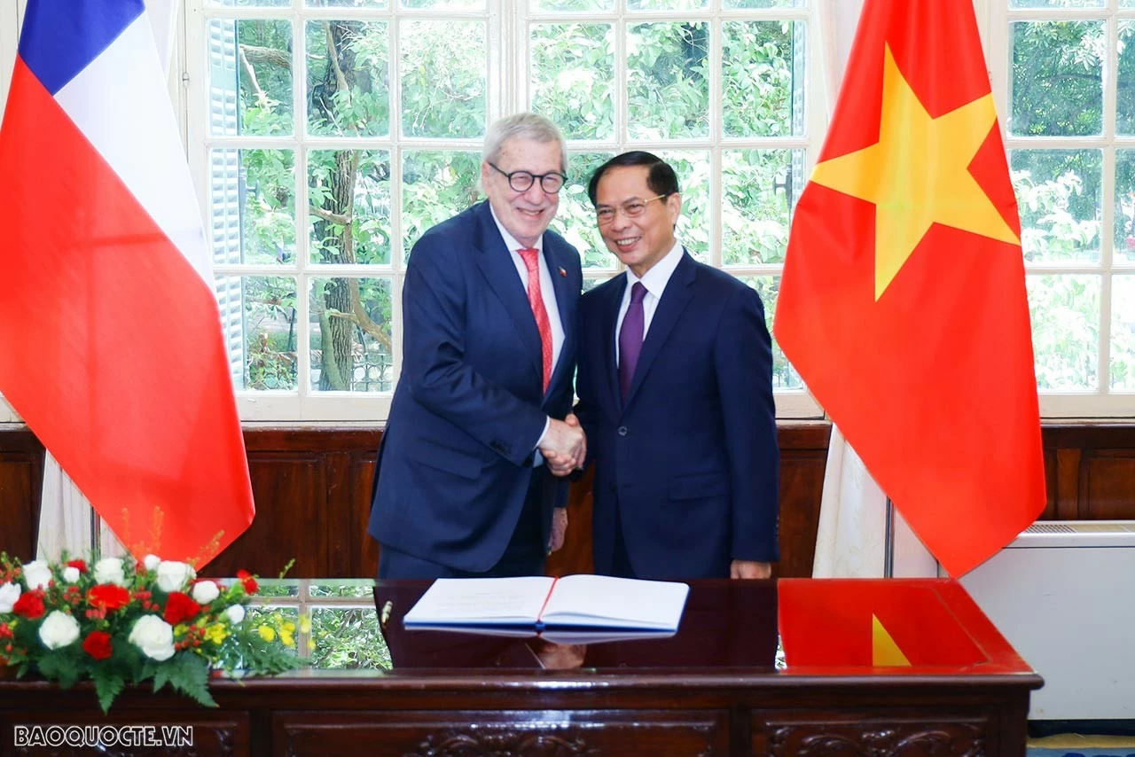 Tình hữu nghị truyền thống tốt đẹp là nền tảng vững chắc cho sự phát triển mạnh mẽ của quan hệ đoàn kết, hữu nghị và hợp tác tin cậy Việt Nam-Chile trong hơn nửa thế kỷ qua, đặc biệt từ khi hai nước thiết lập quan hệ Đối tác toàn diện năm 2007. Tình hữu nghị truyền thống tốt đẹp là nền tảng vững chắc cho sự phát triển mạnh mẽ của quan hệ đoàn kết, hữu nghị và hợp tác tin cậy Việt Nam-Chile trong hơn nửa thế kỷ qua, đặc biệt từ khi hai nước thiết lập quan hệ Đối tác toàn diện năm 2007.
