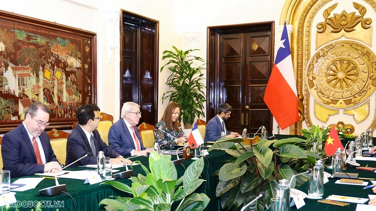 Chuyến thăm lần này của Bộ trưởng Ngoại giao Chile nhằm mục đích thúc đẩy quan hệ Đối tác toàn diện Việt Nam - Chile, thúc đẩy trao đổi đoàn cấp cao, rà soát quan hệ song phương, thúc đẩy hợp tác trong các lĩnh vực nhiều tiềm năng như nông nghiệp, văn hóa, du lịch, giáo dục, khoa học công nghệ, ứng phó biến đổi khí hậu, giao thông công cộng, hạ tầng đô thị... cũng như tiếp tục triển khai hiệu quả Hiệp định thương mại tự do giữa hai nước. Chuyến thăm lần này của Bộ trưởng Ngoại giao Chile nhằm mục đích thúc đẩy quan hệ Đối tác toàn diện Việt Nam - Chile, thúc đẩy trao đổi đoàn cấp cao, rà soát quan hệ song phương, thúc đẩy hợp tác trong các lĩnh vực nhiều tiềm năng như nông nghiệp, văn hóa, du lịch, giáo dục, khoa học công nghệ, ứng phó biến đổi khí hậu, giao thông công cộng, hạ tầng đô thị... cũng như tiếp tục triển khai hiệu quả Hiệp định thương mại tự do giữa hai nước.