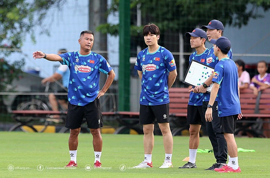 Giải bóng đá giao hữu quốc tế CFA Team China 2024: HLV Đinh Hồng Vinh tạm quyền dẫn dắt đội tuyển U22 Việt Nam Giải bóng đá giao hữu quốc tế CFA Team China 2024: HLV Đinh Hồng Vinh tạm quyền dẫn dắt đội tuyển U22 Việt Nam