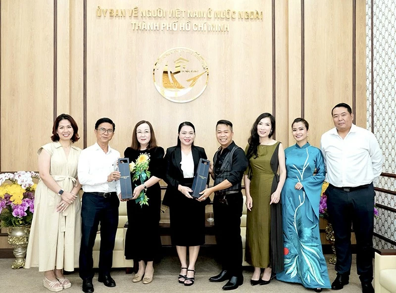 Liên hiệp hội người Việt Nam tại châu Âu thăm và làm việc với Uỷ ban NVNONN Tp. HCM Liên hiệp hội người Việt Nam tại châu Âu thăm và làm việc với Uỷ ban về NVNONN Tp. HCM