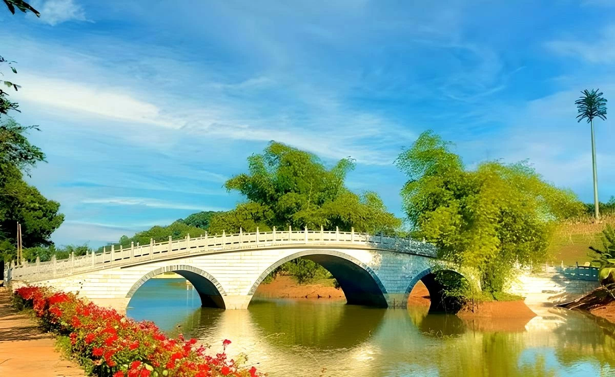 Nhịp cầu Thế Kỷ ở LAMORI nối liền quá khứ và hiện tại. Nhịp cầu Thế Kỷ ở LAMORI nối liền quá khứ và hiện tại.