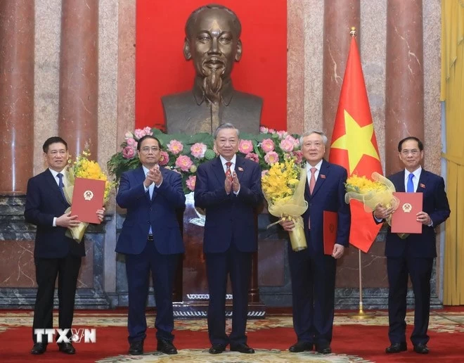 Tổng Bí thư, Chủ tịch nước Tô Lâm trao Quyết định bổ nhiệm, Thủ tướng Phạm Minh Chính tặng hoa chúc mừng các Phó Thủ tướng Nguyễn Hòa Bình, Bùi Thanh Sơn và Hồ Đức Phớc Tổng Bí thư, Chủ tịch nước Tô Lâm trao Quyết định bổ nhiệm, Thủ tướng Phạm Minh Chính tặng hoa chúc mừng các Phó Thủ tướng Nguyễn Hòa Bình, Bùi Thanh Sơn và Hồ Đức Phớc