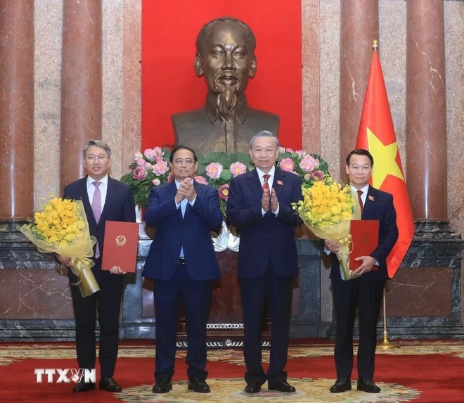 Tổng Bí thư, Chủ tịch nước Tô Lâm trao Quyết định bổ nhiệm, Thủ tướng Phạm Minh Chính tặng hoa chúc mừng Bộ trưởng Bộ Tài nguyên và Môi trường Đỗ Đức Duy, Bộ trưởng Bộ Tư pháp Nguyễn Hải Ninh. Tổng Bí thư, Chủ tịch nước Tô Lâm trao Quyết định bổ nhiệm, Thủ tướng Phạm Minh Chính tặng hoa chúc mừng Bộ trưởng Bộ Tài nguyên và Môi trường Đỗ Đức Duy, Bộ trưởng Bộ Tư pháp Nguyễn Hải Ninh.
