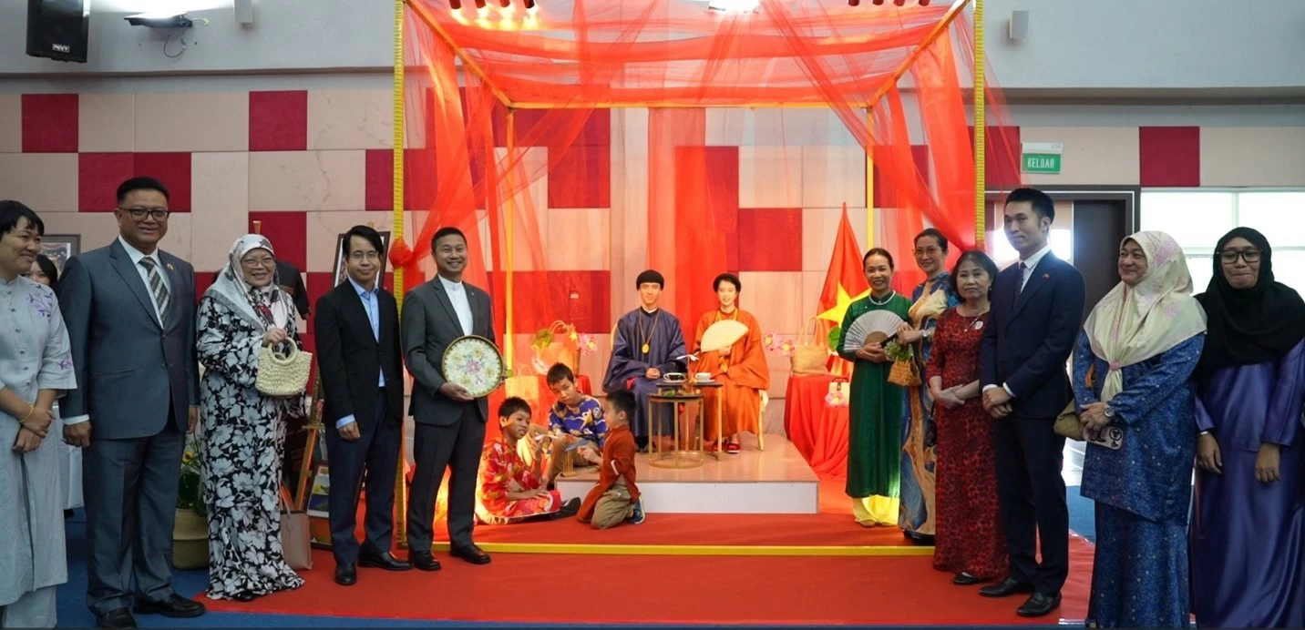 Ấn tượng áo dài Việt Nam tại triển lãm dệt may ASEAN Ấn tượng áo dài Việt Nam tại triển lãm dệt may ASEAN