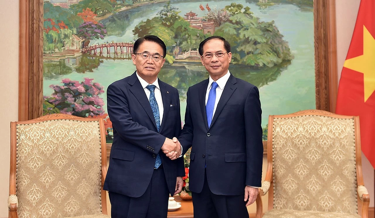 Phó Thủ tướng, Bộ trưởng Ngoại giao Bùi Thanh Sơn đã tiếp Thống đốc tỉnh Aichi Omura Hideaki. (Nguồn: VGP News) Phó Thủ tướng, Bộ trưởng Ngoại giao Bùi Thanh Sơn đã tiếp Thống đốc tỉnh Aichi Omura Hideaki. (Nguồn: VGP News)
