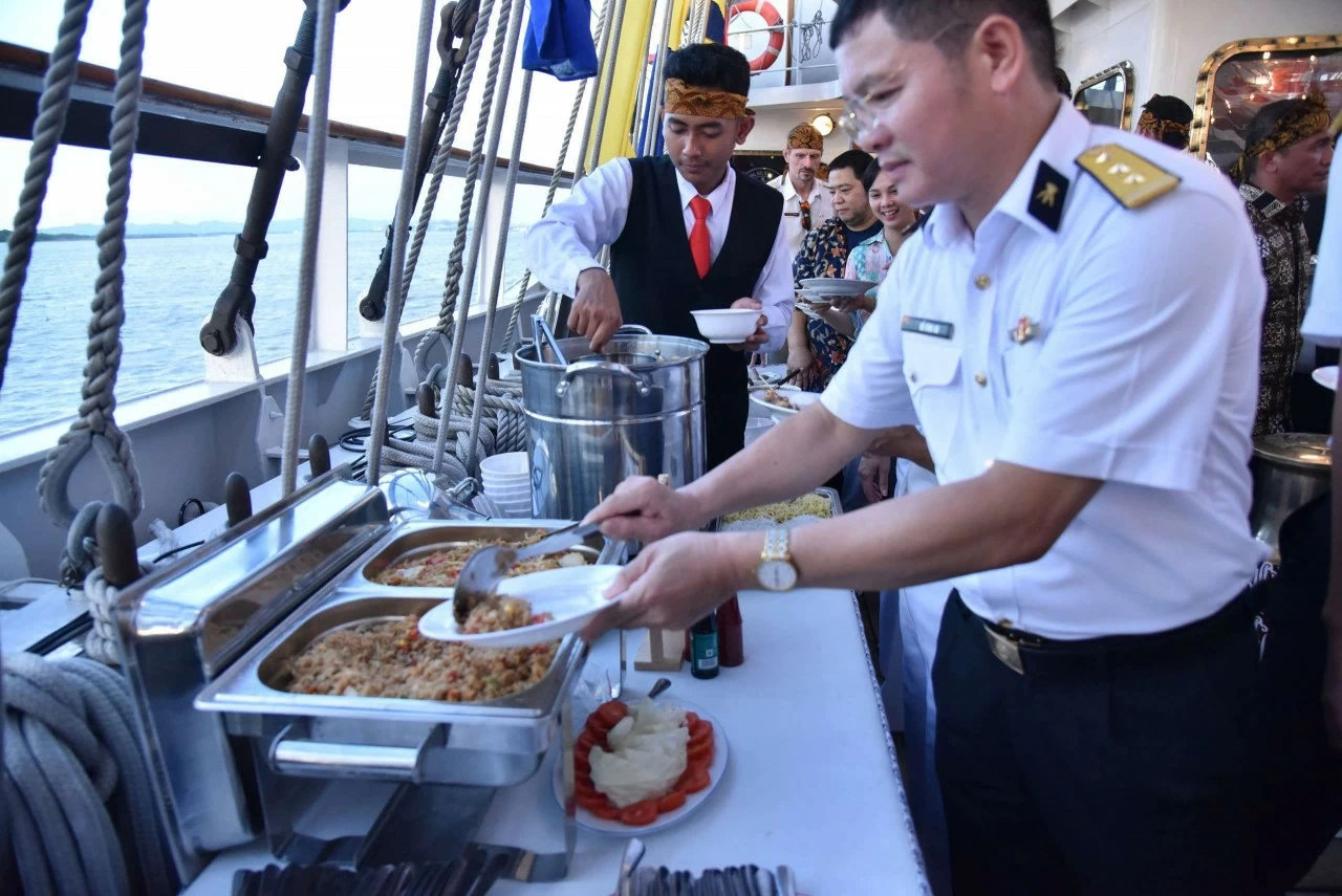 'Cánh buồm văn hóa' mang sứ mệnh lớn lao của Hải quân Indonesia 'Cánh buồm văn hóa' mang sứ mệnh lớn lao của Hải quân Indonesia