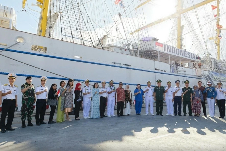 'Cánh buồm văn hóa' mang sứ mệnh lớn lao của Hải quân Indonesia 'Cánh buồm văn hóa' mang sứ mệnh lớn lao của Hải quân Indonesia