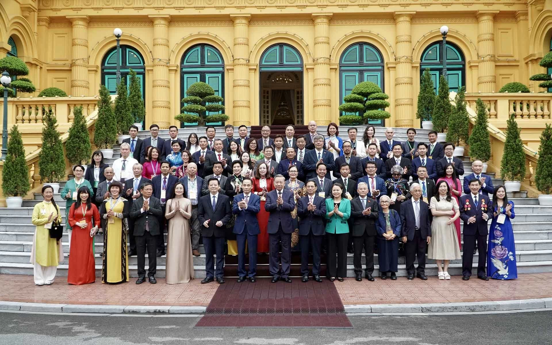 Tổng Bí thư, Chủ tịch nước Tô Lâm chụp ảnh cùng đoàn đại biểu kiều bào tiêu biểu về dự Hội nghị người Việt Nam ở nước ngoài toàn thế giới lần thứ tư và Diễn đàn Tri thức và chuyên gia Việt Nam ở nước ngoài. (Ảnh: Tuấn Việt) Tổng Bí thư, Chủ tịch nước Tô Lâm chụp ảnh cùng đoàn đại biểu kiều bào tiêu biểu về dự Hội nghị người Việt Nam ở nước ngoài toàn thế giới lần thứ tư và Diễn đàn Tri thức và chuyên gia Việt Nam ở nước ngoài. (Ảnh: Tuấn Việt)