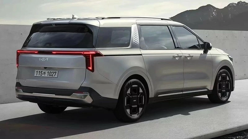 Kia Carnival 2024 thay đổi nhẹ ở phần đầu và đuôi xe. Kia Carnival 2024 thay đổi nhẹ ở phần đầu và đuôi xe.
