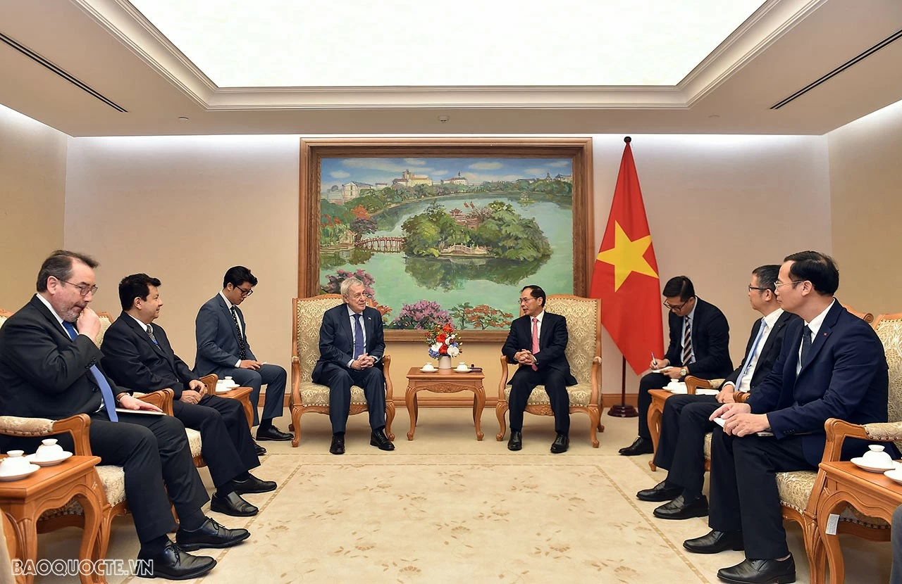 Sáng ngày 27/8, tại trụ sở Văn phòng Chính phủ, được sự ủy quyền của Thủ tướng Chính phủ Phạm Minh Chính, Phó Thủ tướng, Bộ trưởng Ngoại giao Bùi Thanh Sơn đã tiếp Bộ trưởng Ngoại giao Cộng hòa Chile Alberto Van Klaveren đang có chuyến thăm chính thức Việt Nam từ ngày 25-27/8. (Ảnh: Hải Minh) Sáng ngày 27/8, tại trụ sở Văn phòng Chính phủ, được sự ủy quyền của Thủ tướng Chính phủ Phạm Minh Chính, Phó Thủ tướng, Bộ trưởng Ngoại giao Bùi Thanh Sơn đã tiếp Bộ trưởng Ngoại giao Cộng hòa Chile Alberto Van Klaveren đang có chuyến thăm chính thức Việ