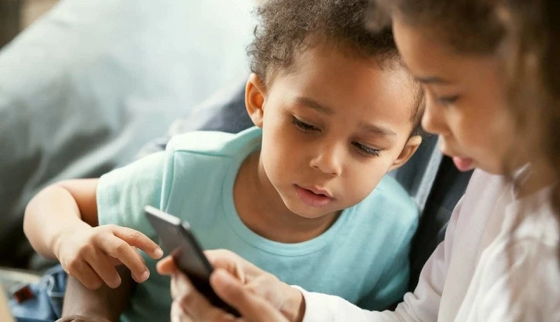 Bill Gates cảnh báo tác động tiêu cực khi trẻ sử dụng smartphone quá mức Bill Gates cảnh báo tác động tiêu cực khi trẻ sử dụng smartphone quá mức