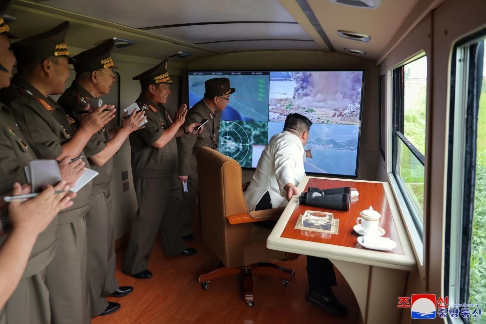 Triều Tiên: Chủ tịch Kim Jong-un thị sát các cuộc thử nghiệm vũ khí, Mỹ cảnh giác, tuyên bố không muốn xung đột Triều Tiên: Chủ tịch Kim Jong-un thị sát các cuộc thử nghiệm vũ khí, Mỹ cảnh giác, tuyên bố không muốn xung đột